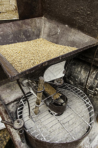 黑暗的研磨谷物旧arina的传统生产研磨谷物的旧老白色图片