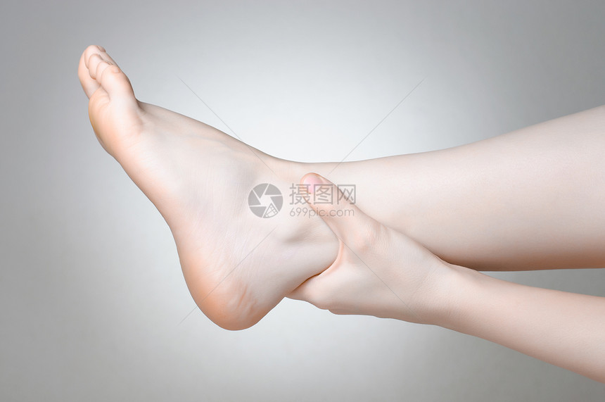 脚裸疼痛的女性特写图片
