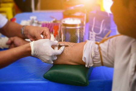冲孔手护士正在刺穿病人的血液以便在实验室进行检查在医院里人们图片