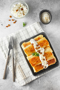 新鲜的甜作品俄罗斯薄煎饼配有干奶酪和葡萄健康传统早餐概念平板成像素图片