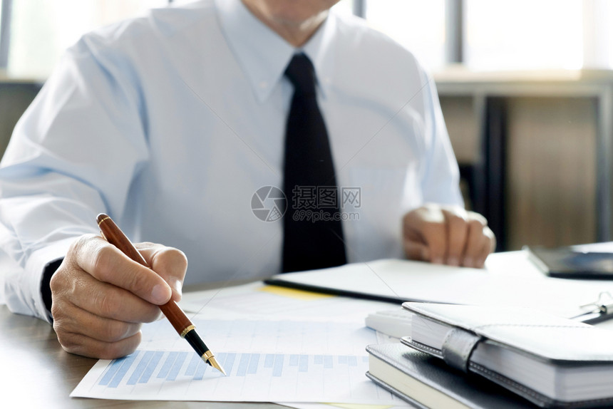 负责编写业务报告的审计员或财务检查的报告钱财富数图片