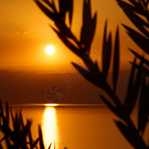 日落在死海上空从约旦岸到以色列山区中东的约旦海岸颜色中间湖图片