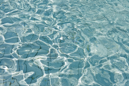 游泳池的反射波纹背景图片