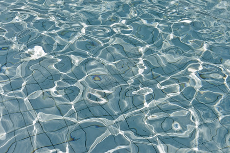 游泳池的反射水波纹图片