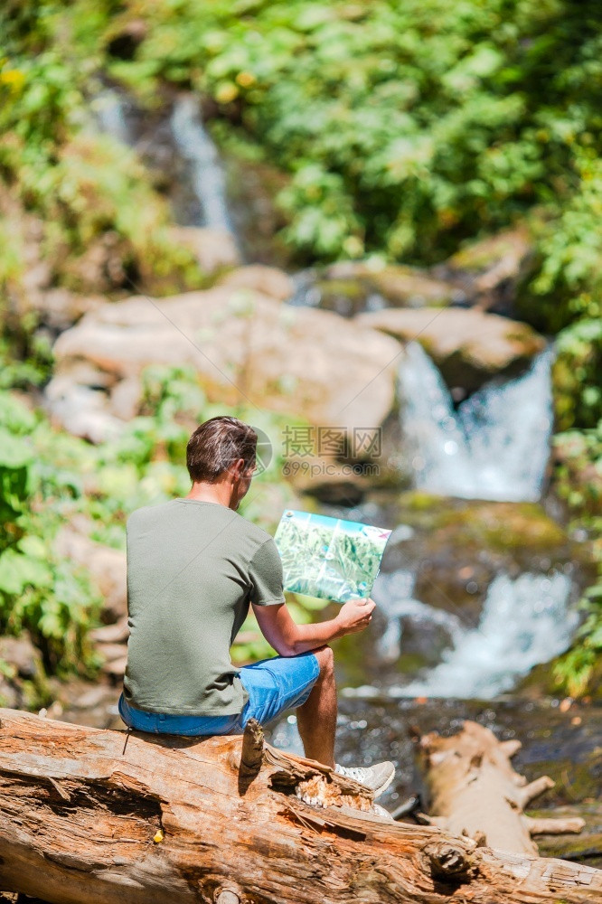 观光客放松在瀑布上和节假日放松暑之旅享受着喷火的瀑布风景海美丽的图片