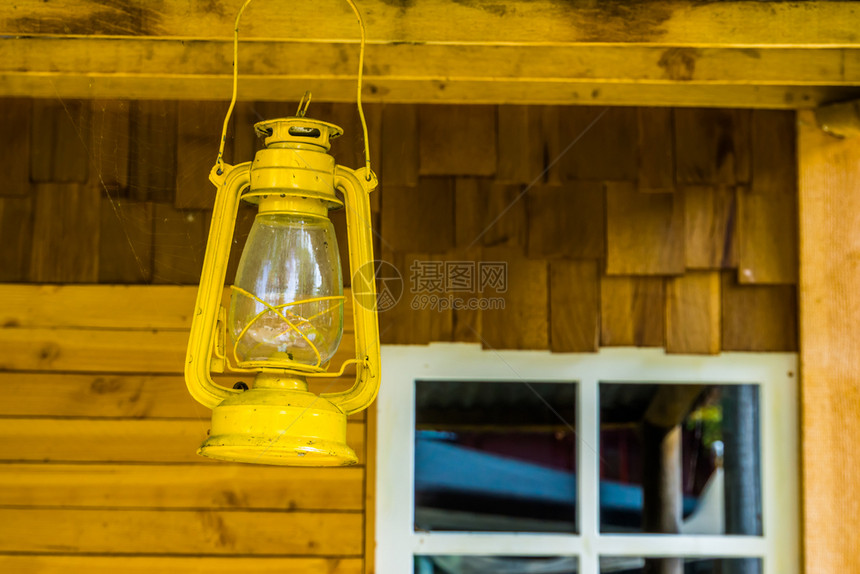 黄色灯笼挂在小屋顶上基本营地照明生存老式的古图片