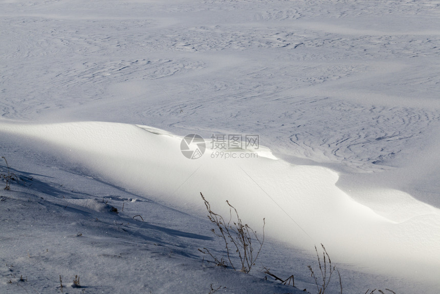 冷冻苍凉形成风雪自然行走和在极端条件下徒步旅行后最一场雪降积的分布不均匀图片