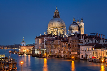 意大利威尼斯圣玛丽亚德拉萨鲁特教堂晚宴意大利威尼斯蓝色的钟夜晚背景图片