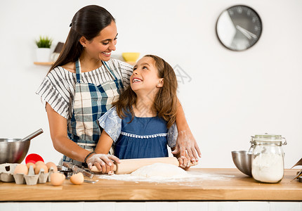 母亲和女儿在厨房玩得开心学习做蛋糕的一拍镜头爱点国内的图片