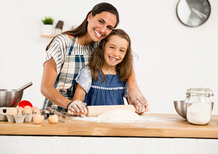 意大利面爱母亲和女儿在厨房玩得开心学习做蛋糕的一拍镜头美丽图片
