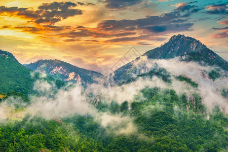公园黑山高的日落雾区荒野峡谷图片