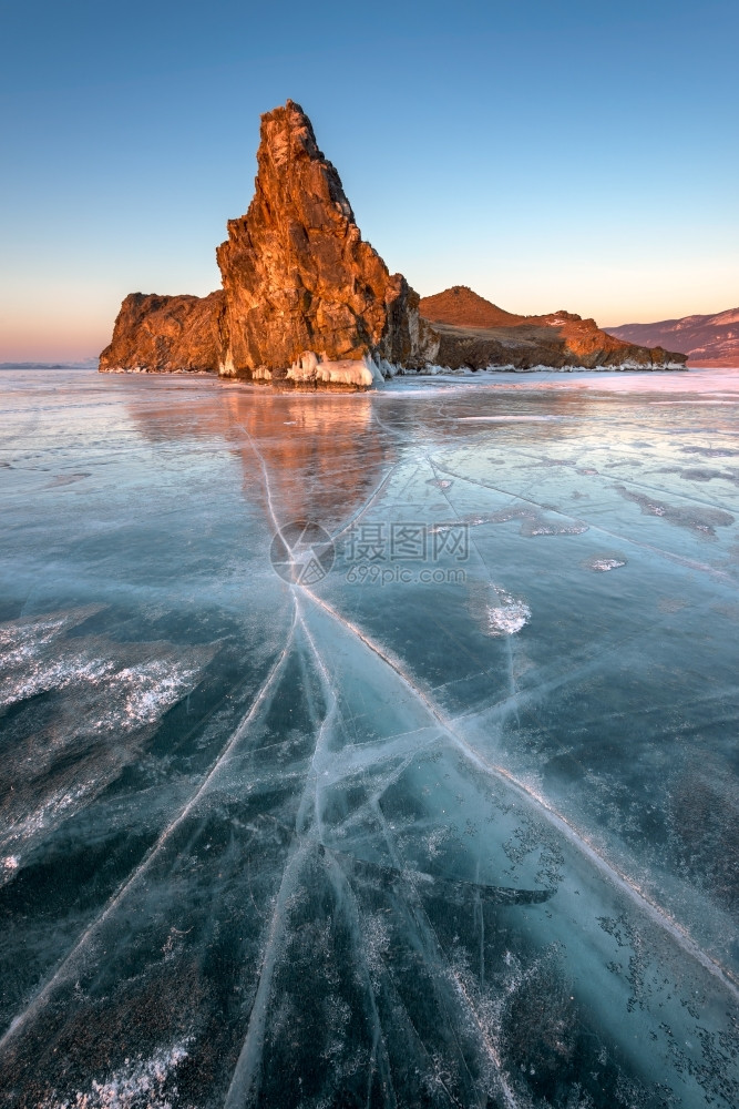 俄罗斯Baikal湖Sunrise市著名的Baikal冰湖和Oltrek岛黎明景观环境图片