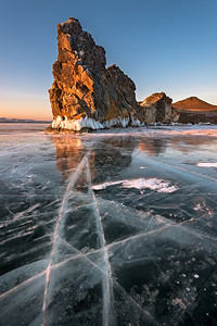 奥尔特雷克俄罗斯Baikal湖Sunrise市著名的Baikal冰湖和Oltrek岛旅行冰柱白色的背景