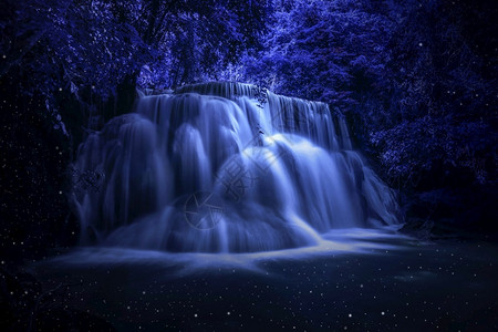 假期美丽的瀑布自然在夜深热带幻想丛林中充满多彩色的风景异国情调级联图片