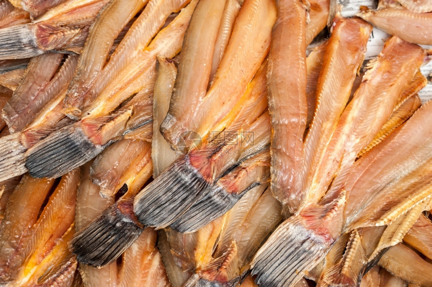 供在亚述食品市场销售的干鱼燥传统海鲜图片