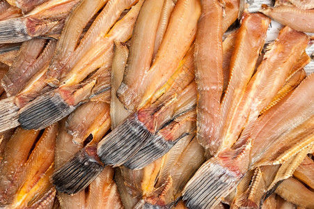供在亚述食品市场销售的干鱼燥传统海鲜图片