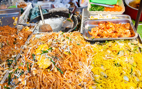 亚洲人们泰国美味的新鲜街道食物炸面小贩图片