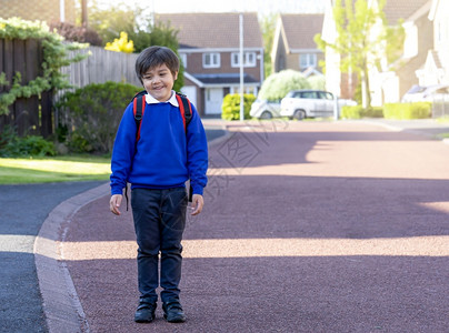 幸福白种人带背包的快乐男孩户外肖像等待校车的小学生上放后的小生开始上课回到学校的概念杰米图片