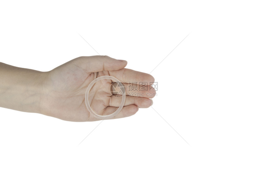 白色背景下女手中的避孕环用阴道特写复制空间白色背景下女手上的避孕环用阴道特写妇科医生女人们图片
