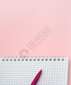 粉彩笔记覆盖一张空白格子纸记事本和粉红色的笔图片