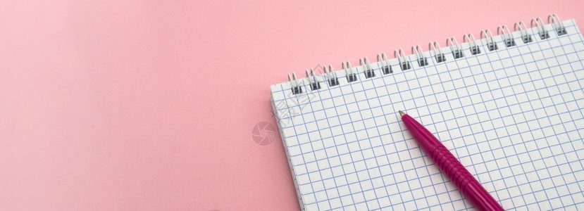 书教育检查一张空白格子纸记事本和粉红色的笔图片