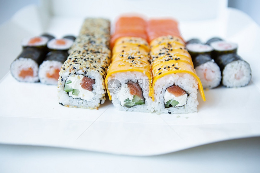 日本料理寿司盒子里有不同类型的寿司美味健康的送餐理念美味健康的送餐概念不同新鲜白饭图片