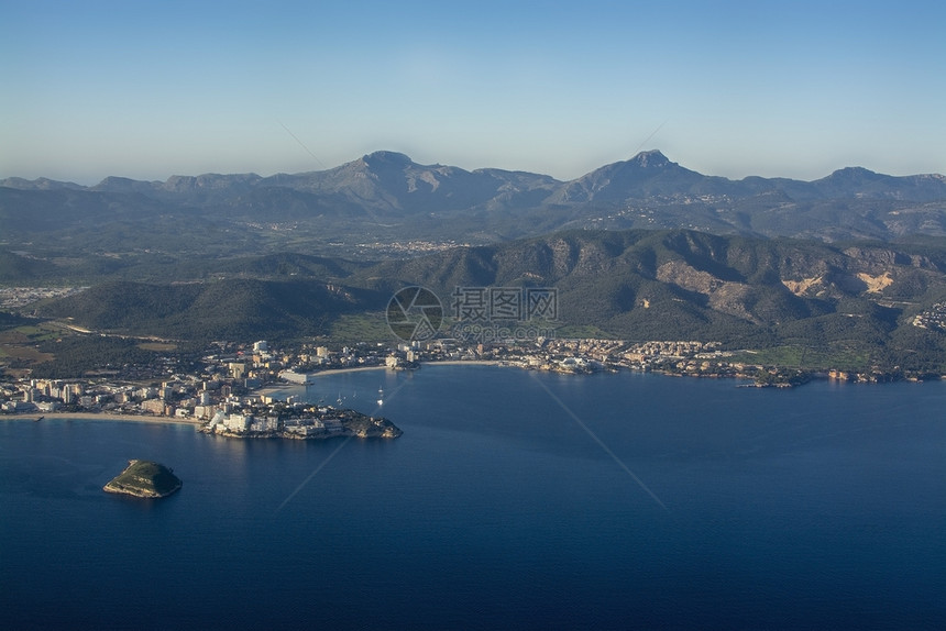 多于岩石结在西班牙马洛卡岛帕尔湾Palma阳光明媚的下午海岸风景在帕尔马湾阳光晴天的下午海风景图片