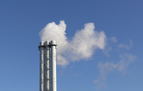 蒸汽管气体全球的白烟来自蓝天背景上的白色烟囱管环境温室效应白烟来自蓝天背景上的白色烟囱管蒸汽背景