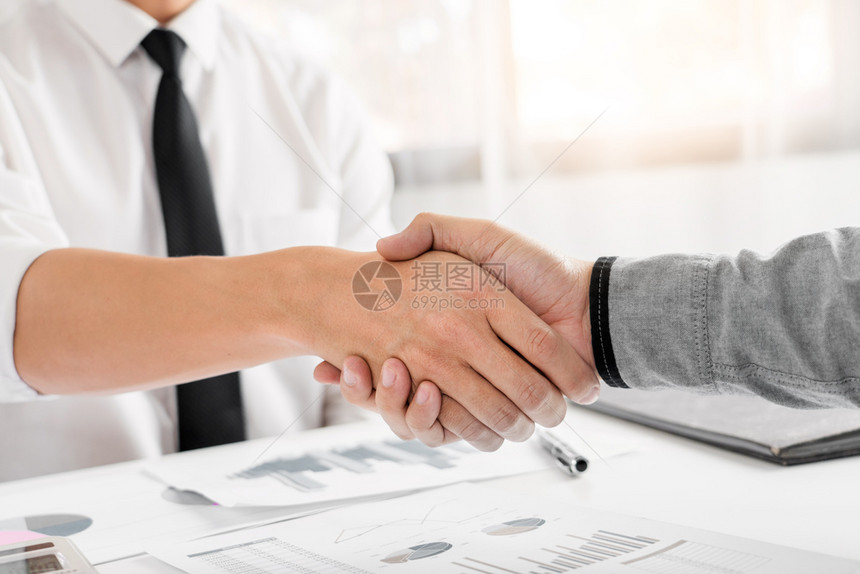 男人女握手概念在完成交易项目或就办公室背景进行谈判时成功后保持手握或者以办公室背景为谈判的讨价还协议图片