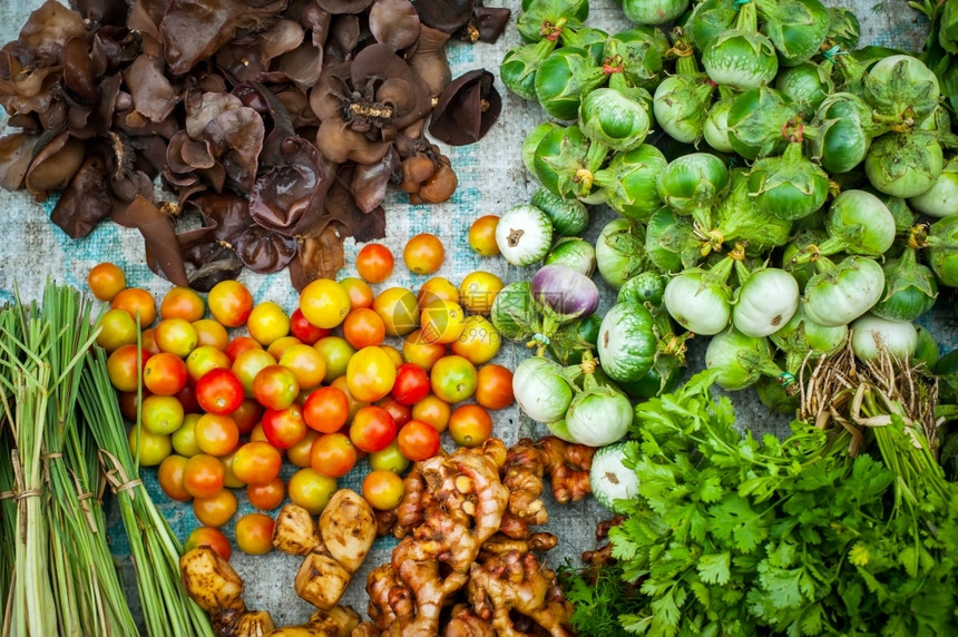茄子农业泰国亚山市场新鲜有机蔬菜草药和香料图片