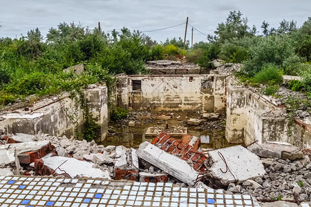 旧被废弃的未完成核电厂和的核电厂活力毁坏墙图片