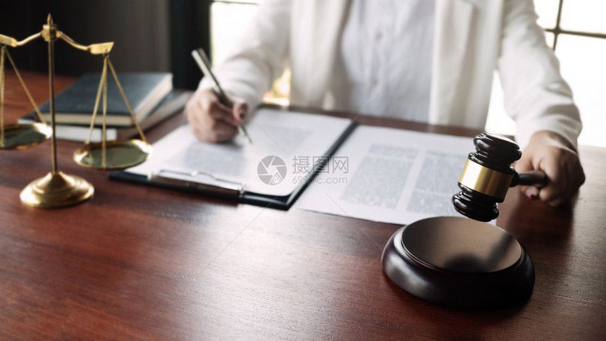 金融有指导意义的审判司法和协议概念商业顾问或律师与事务所的合同工作顾问在律师事务所从合同工作图片