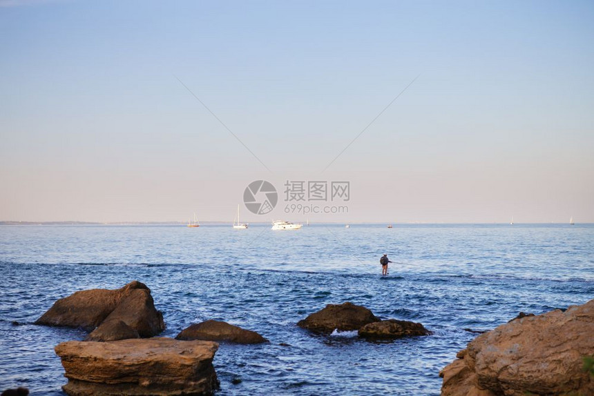 乌克兰敖德萨地区黑海岩石岸游艇景观乌克兰敖德萨地区黑海岩石岸游艇景观安静的悬崖多岩石图片