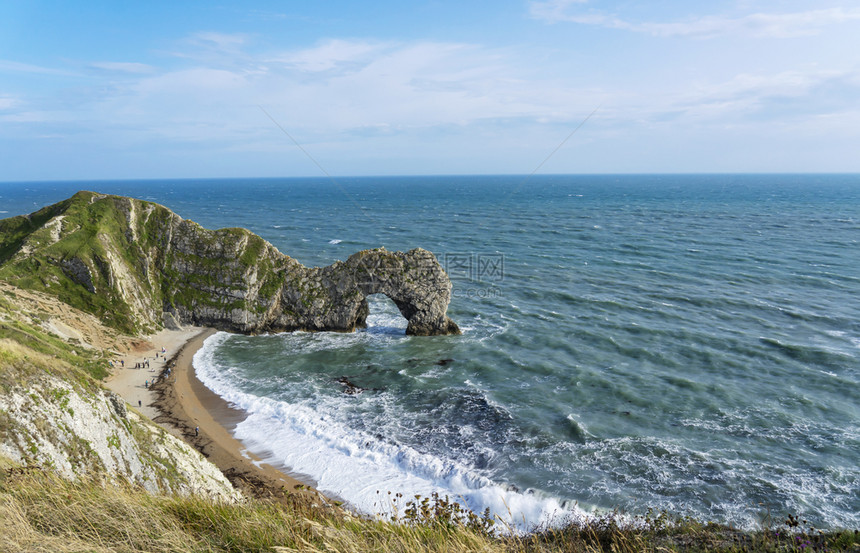 支撑极拉西奇海岸一部分的DurdleDoor海面图英国多尔塞特美丽的海景以绿色可见英格兰全景海滨最佳风优美图片