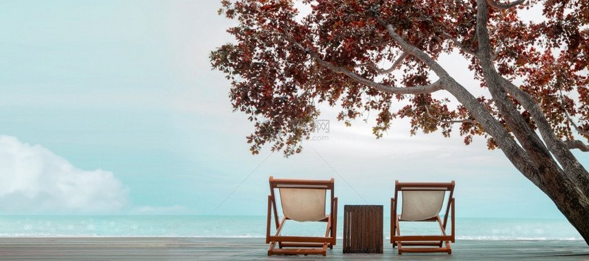 夏日落早晨海滩主席边和谐节假日放松的甲板上空无一配偶主席夏季概念作为背景的全面彩色天空树椅子经过图片