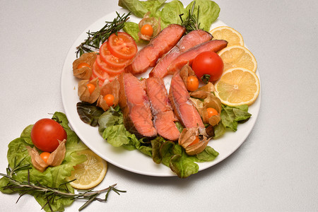 鱼熏制奇努克用新鲜绿菜和蔬吸食的草沙Thawytscha图片