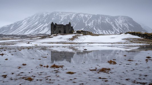 云反射一座山前的老农舍冬季在冰岛南部海岸一带逃过寒冬生态系统图片