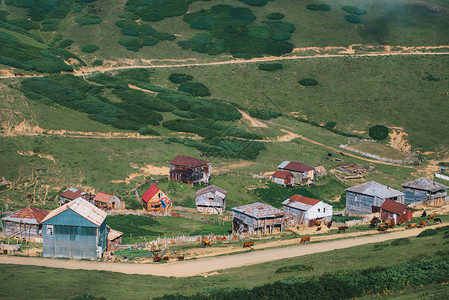 美丽景观建造由古里亚格鲁吉戈米山的老旧房屋组成奇云和雾图片