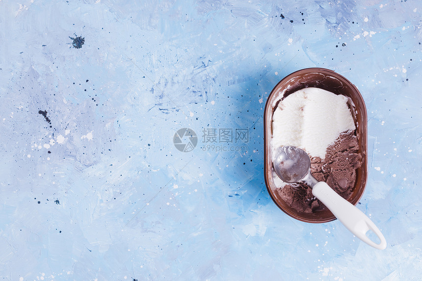 产品用勺子打开冰淇淋桶分辨率和高品质美图用勺子打开冰淇淋桶高品质和分辨率美图概念新鲜的覆盖图片