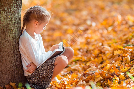 户外草地上休息的小女孩图片