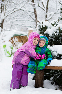 冬天雪地上的孩子们图片