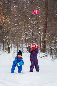 在雪中玩耍的孩子图片