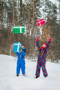 在雪中玩耍的孩子们图片