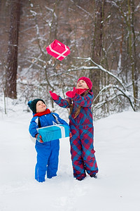 雪地上手拿礼物的孩子图片