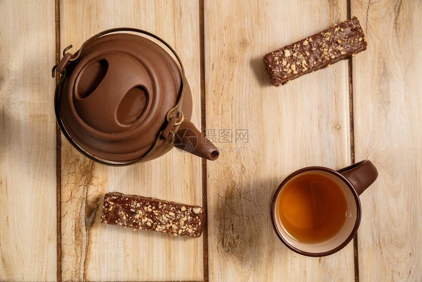 可木背景的巧克力华饼和茶叶从顶部视图科洛纳达图片