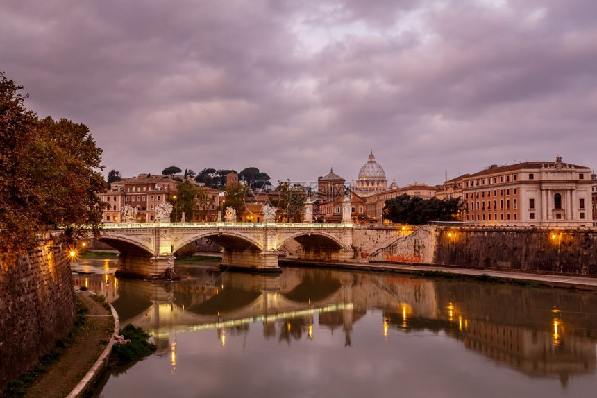 发光的上午在意大利罗马举行的圣彼得斯大教堂和圣彼得斯大教堂的河岸欧洲桑图片
