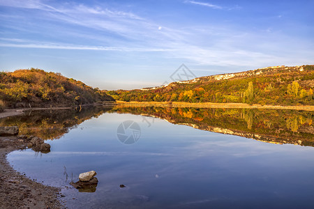 秋季的湖光秋色图片