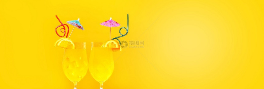 红色的两次夏季鸡尾酒黄色背景的稻草全模拟带文字空间的图像暑假概念等两个夏季鸡尾酒异国情调柠檬酸图片