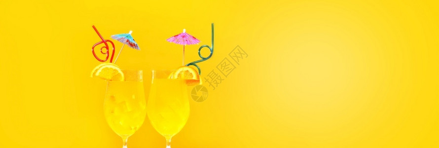 冰霸杯吸管红色的两次夏季鸡尾酒黄色背景的稻草全模拟带文字空间的图像暑假概念等两个夏季鸡尾酒异国情调柠檬酸设计图片