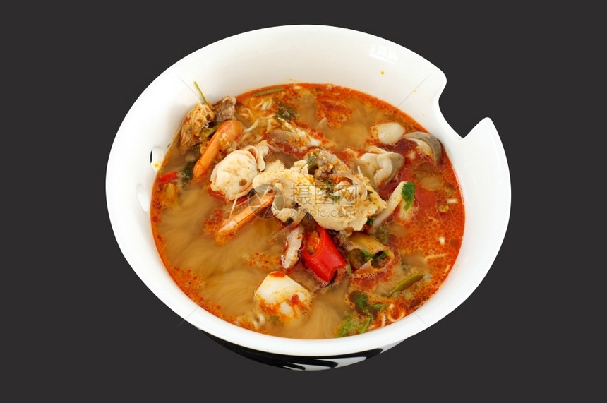 乌贼熬丰富多彩的亚洲辣海鲜面汤泰国风格的式即时海鲜面汤陶瓷碗图片